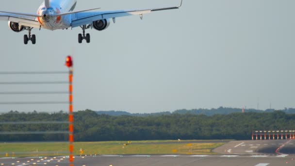 Avión aterrizando en Düsseldorf — Vídeo de stock