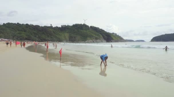 Turistas na praia de Nai Harn — Vídeo de Stock