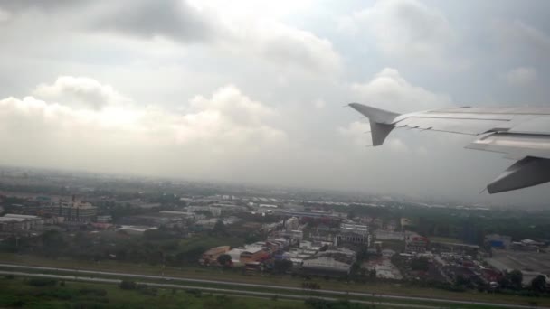 Flugzeug hebt bei Regen ab — Stockvideo