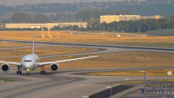 Boeing 787 taxiën na de landing — Stockvideo