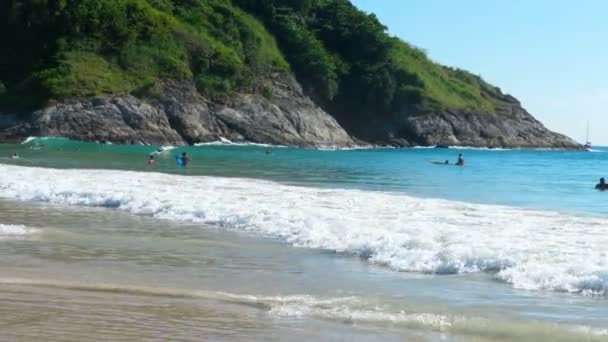 Tourists on Nai Harn beach — Stock Video