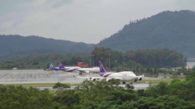 Uçak kalkmadan önce piste dönün.