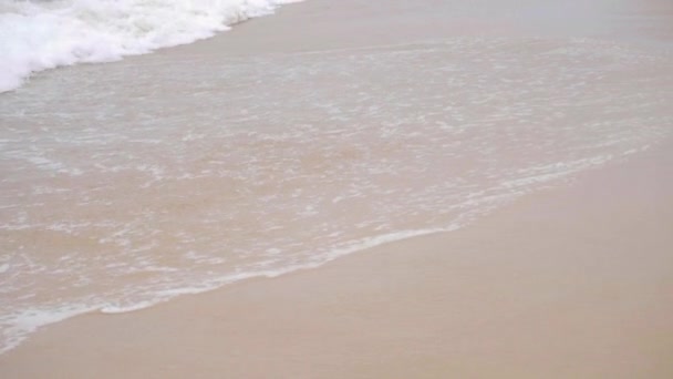 Ondas em uma praia de areia — Vídeo de Stock