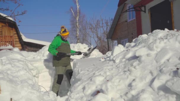 Hombre paleando nieve después de tormenta de nieve — Vídeo de stock
