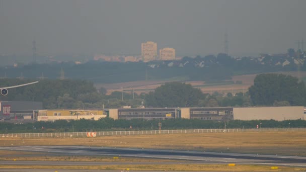 Lufthansa Cargo Boeing 777 leszállás — Stock videók