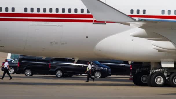 Cortegge governativo all'aeroporto di Dusseldorf — Video Stock