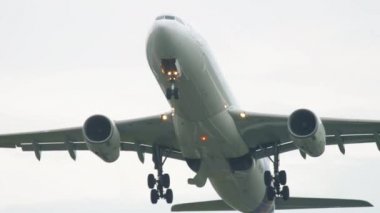 Uçak hızlandırmak ve Phuket kalkış