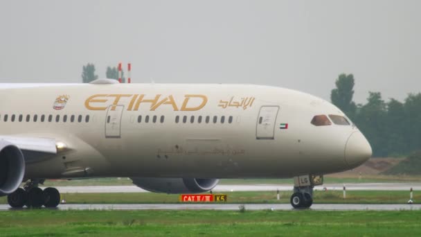 Etihad Boeing 787 Dreamliner gurulás — Stock videók