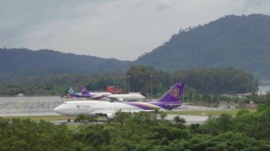 Uçak kalkmadan önce piste dönün.