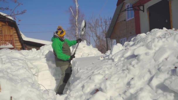 Mann schippt Schnee nach Schneesturm — Stockvideo