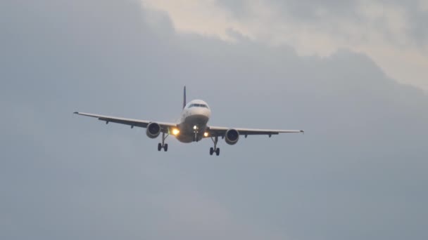 Самолет приближается ранним утром — стоковое видео