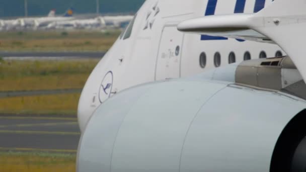 Буксировка Airbus — стоковое видео