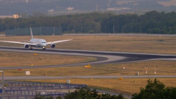 Boeing 787 in rullaggio dopo l'atterraggio — Video Stock