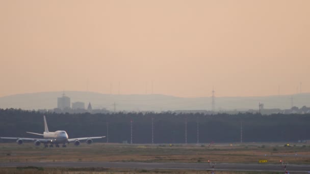 空気中国のボーイング 747 型機、離陸 — ストック動画