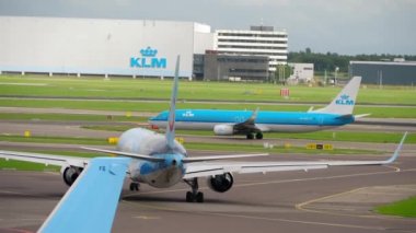 Uçak kalkıştan önce kalkıyor.