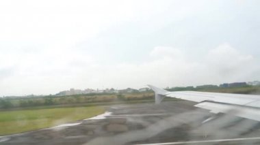 Yağmur sırasında uçak çıkartıyor