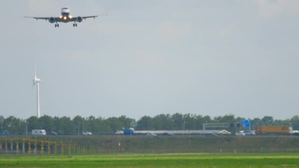 Airplane approaching before landing — Stock Video