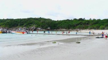 Raya ada gelen turistler kalkış