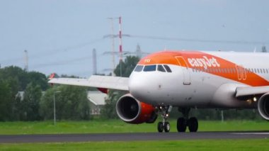 Easy Jet Airbus A320 iniş yapıyor.