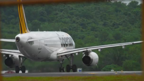 Tiger air Airbus A320 innan avresa — Stockvideo