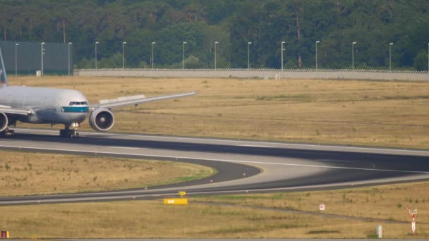 Boeing 777 rollt nach der Landung — Stockvideo