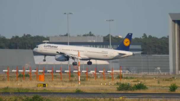 Avión acercándose y aterrizando — Vídeos de Stock