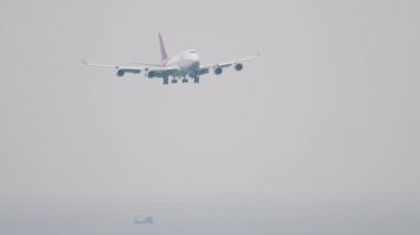 Tayland Havayolları Boeing 747 okyanus üzerinden yaklaşıyor.