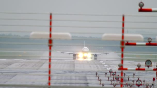 飞机在雨天起飞 — 图库视频影像
