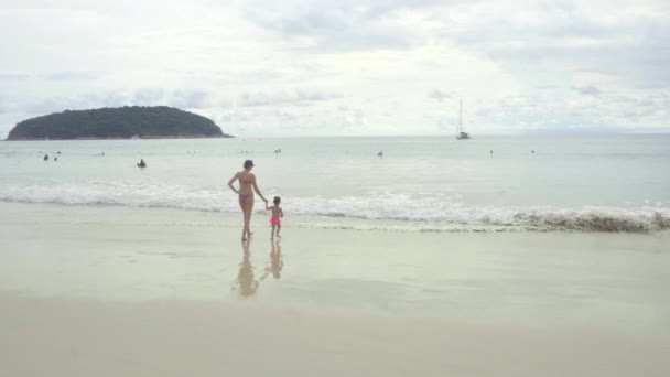 Turisti sulla spiaggia di Nai Harn — Video Stock