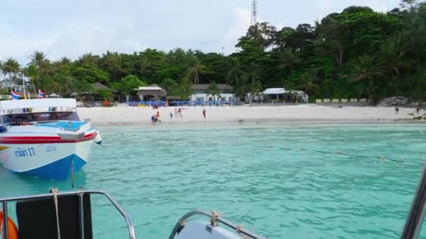 Départ des touristes de l'île de Raya — Video