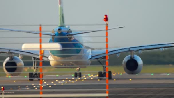Самолёт взлетает на старт — стоковое видео