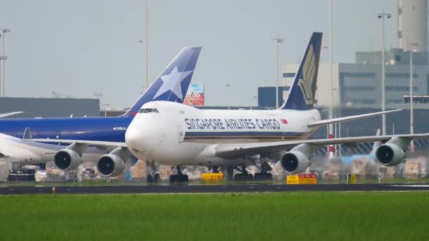 Boeing 747 carico in rullaggio dopo l'atterraggio — Video Stock