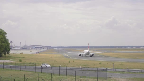 Vliegtuig taxiën naar het begin — Stockvideo