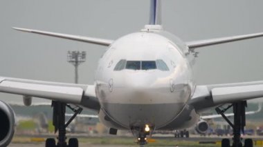 Airbus A330 kalkıştan önce yükleniyor