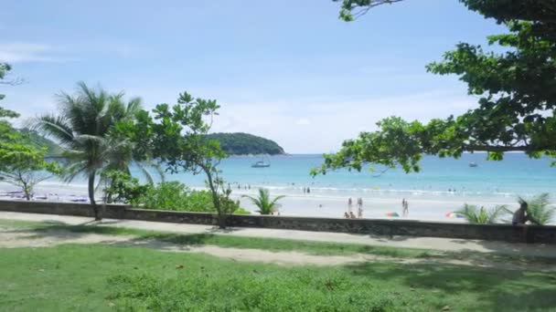 Turistas na praia de Nai Harn — Vídeo de Stock
