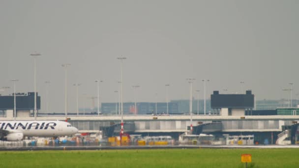 Finnair Airbus A321 kołowania po wylądowaniu — Wideo stockowe