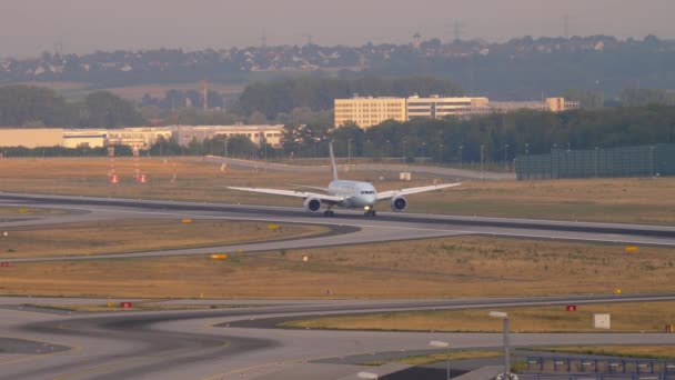 Boeing 787 meluncur setelah mendarat. — Stok Video
