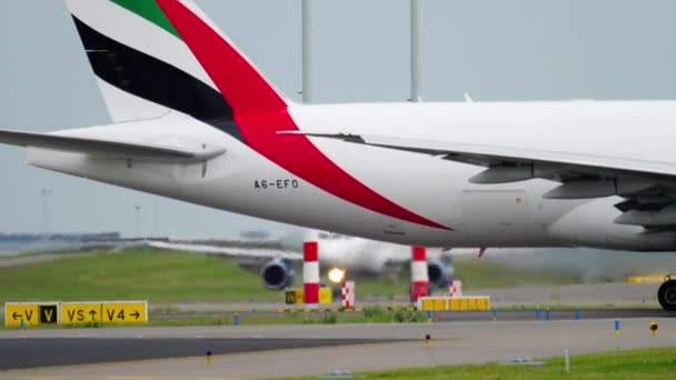 Emirates SkyCargo 777 rodaje antes del despegue — Vídeos de Stock