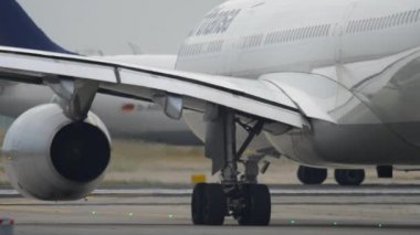 Airbus A330 kalkıştan önce yükleniyor