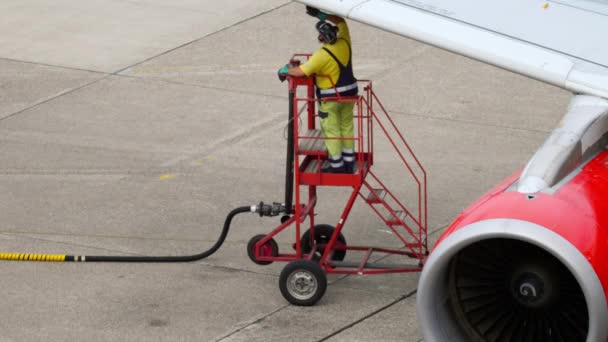 Аеропорт працівник заправки літака — стокове відео