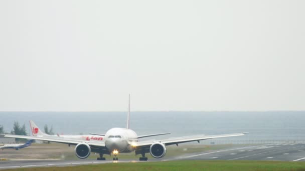 Boeing 777 leszállás Phuket repülőterén — Stock videók