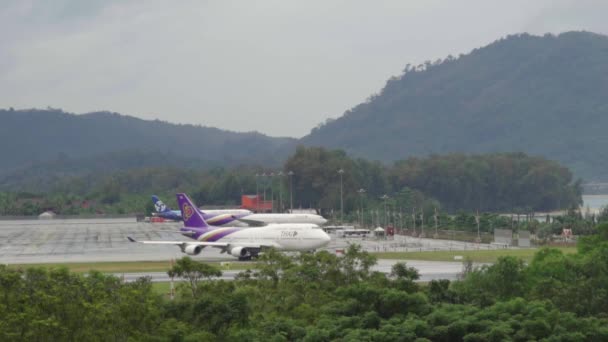 Ruch na lotnisku w Phuket — Wideo stockowe
