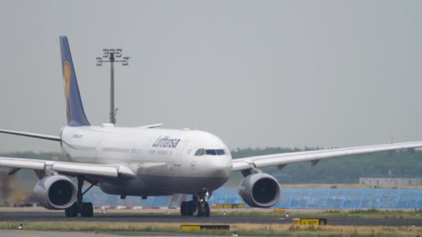 Airbus A330 kalkıştan önce yükleniyor — Stok video