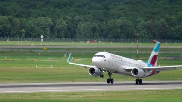 Взлет Eurowings Airbus 320 — стоковое видео