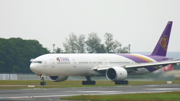 波音777在普吉机场滑行 — 图库视频影像