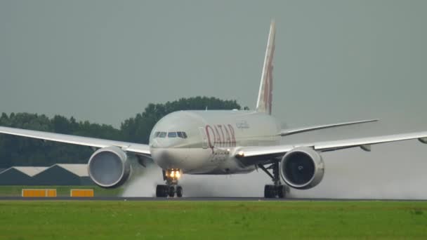 Qatar Cargo Boeing 777 partenza — Video Stock