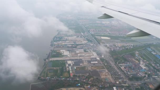 Avião se aproximando antes de pousar durante a chuva — Vídeo de Stock