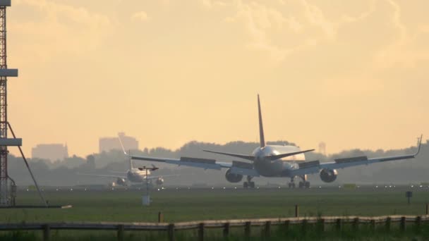 Tidig morgon i Amsterdam airport — Stockvideo