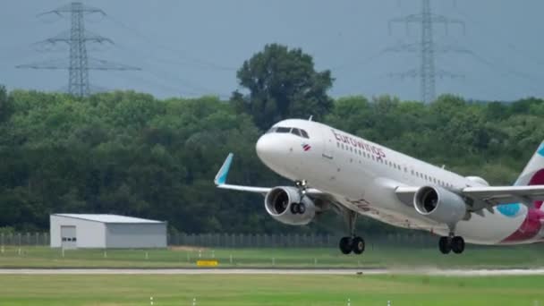 Eurowings esetében Airbus 320-és felszállás — Stock videók