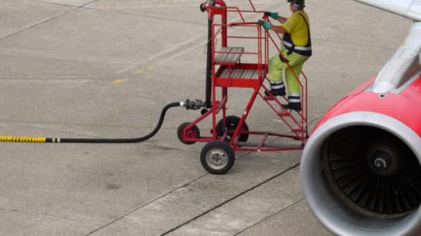 Lucrătorul aeroportului realimentează aeronava — Videoclip de stoc